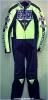 PANTLONI E GIACCA UNITI APPLICAZIONE SPONSOR, LOGHI IN PELLE E INSERTI IN KEVLAR